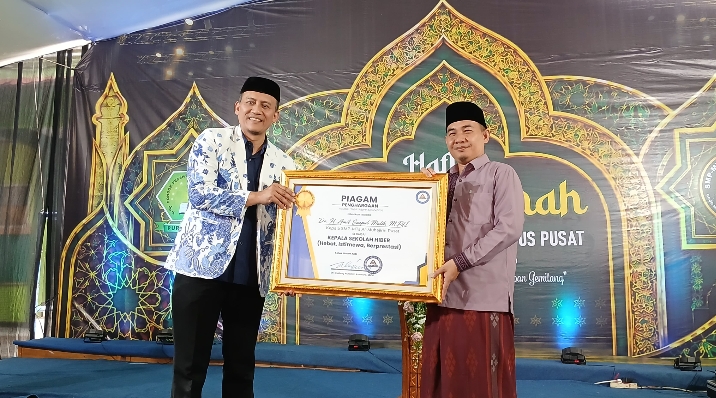 Dr. H. Amit Saepul Malik Raih Penghargaan Kepala Sekolah HIBER Tingkat Nasional